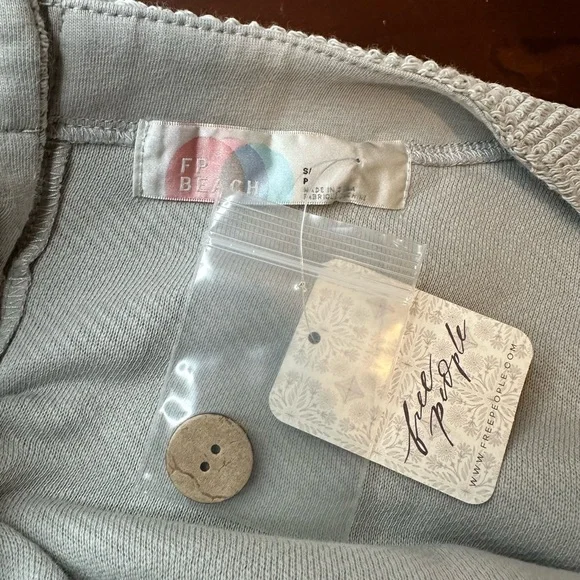 NWT Free People Gray Cropped Shirt with Button Back Size Small - Picture 4 of 5